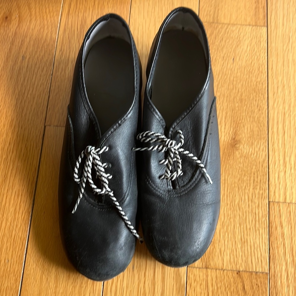 Women’s size 7 medium clogging shoes
